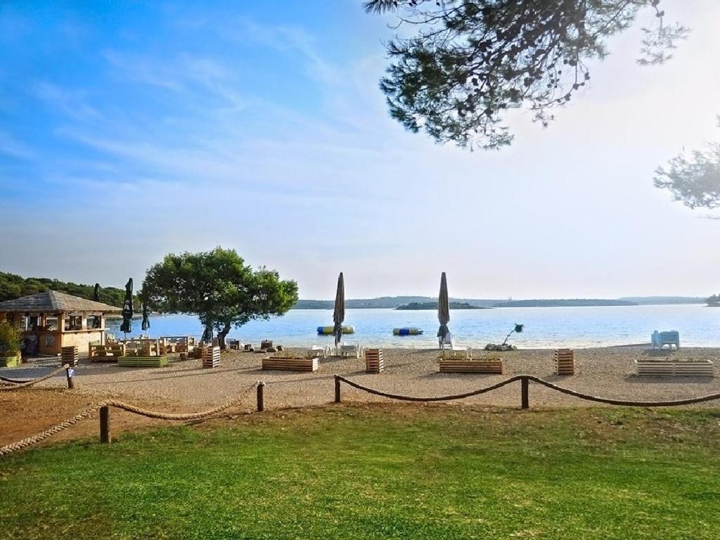 Beach House Ive With Jacuzzi, Pool, Playground And Bbq In An Olive Grove With A Beach, Pomer - Istria ภายนอก รูปภาพ